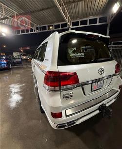 تۆیۆتا لاند کروزەر